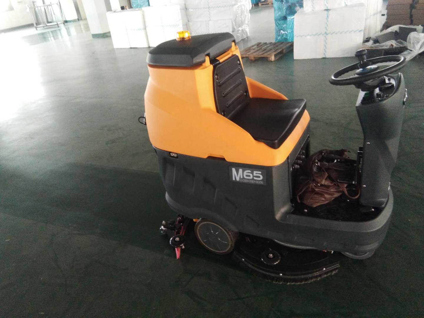 銘創(chuàng)M65電動(dòng)駕駛式洗地車服務(wù)于工廠倉庫