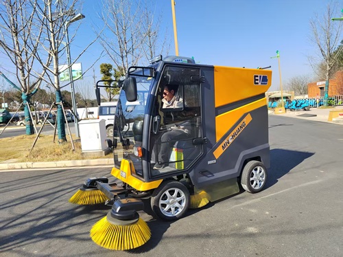 南博C200全封閉道路清掃車(chē)服務(wù)于蕪湖某物業(yè)項(xiàng)目