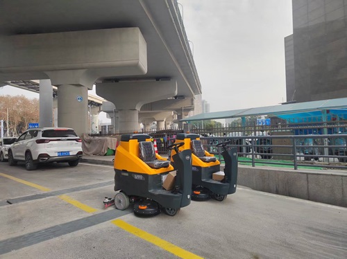 南博M80駕駛式洗地機(jī)服務(wù)于蕪湖某商業(yè)地下停車(chē)場(chǎng)