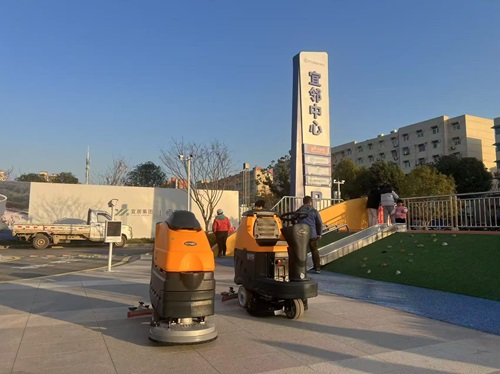南博電動(dòng)洗地機(jī)服務(wù)于蕪湖某商業(yè)廣場(chǎng)